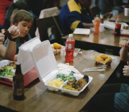 여름철 건강 관리, 무더위 속에서 지키는 건강 수칙 two children sitting beside dining table