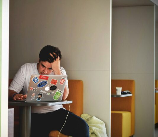 스트레스, 똑똑하게 관리하는 방법 man wearing white top using MacBook