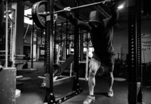 근육 건강이 삶의 질을 좌우한다…근육 관리의 중요성과 실천 방법 a man is doing a pull up in a gym