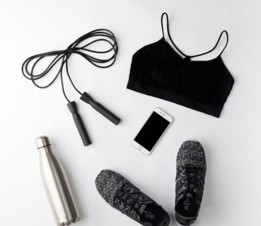 ‘오피스 시네드롬’ 탈출, 직장인 건강관리 3대 트렌드 black and white drawstring pouch