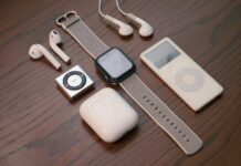 AI 건강관리, 우리 집 거실로 들어오다 white apple earpods beside white ipod nano
