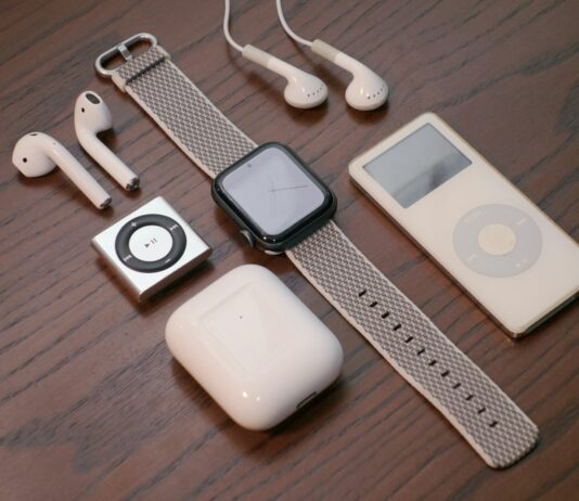 AI 건강관리, 우리 집 거실로 들어오다 white apple earpods beside white ipod nano