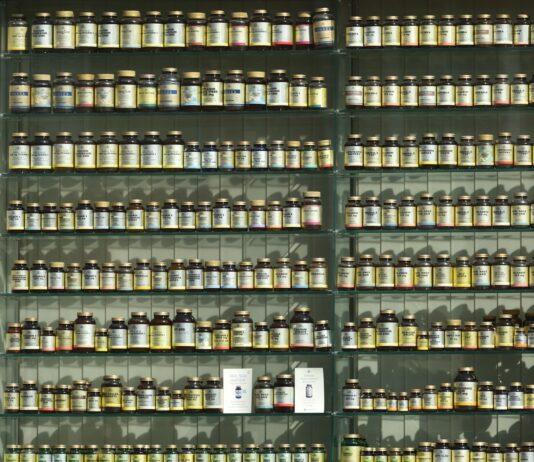 내 몸에 딱 맞는 영양, 지금 바로 시작할 수 있는 실천 루틴 assorted labeled bottle on display shelf