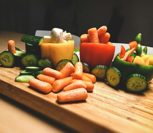 “내 몸에 딱 맞는 영양, 일상 속 똑똑하게 챙기기” sliced carrots and green bell pepper on brown wooden chopping board