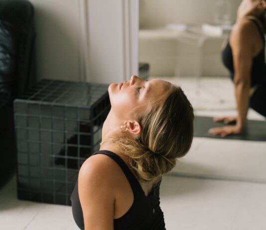 “일상 속 새로운 활력, 필라테스가 가져온 변화” a woman lying on the floor