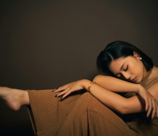 “만성피로, 이제는 나도 탈출할 수 있다”―한국인의 일상에 맞춘 실천형 건강 루틴 뜬다 a woman sitting on the ground with her arms crossed