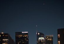 “정상인 동료가 없어요”… 직장인 60% ‘건강 이상’, 야간 근무자는 더 위험 city buildings during night time