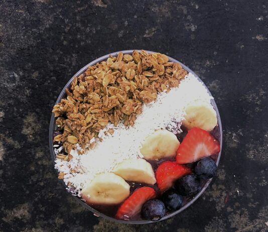 “뇌건강이 곧 내일의 활력”… 일상의 작은 습관으로 두뇌를 지키는 법 white rice with sliced strawberries and brown nuts on white ceramic plate