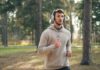 바쁜 일상 속 스트레스, 작지만 확실한 변화로 돌파구 찾기 Man with headphones running in a forest