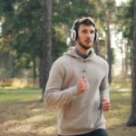 바쁜 일상 속 스트레스, 작지만 확실한 변화로 돌파구 찾기 Man with headphones running in a forest