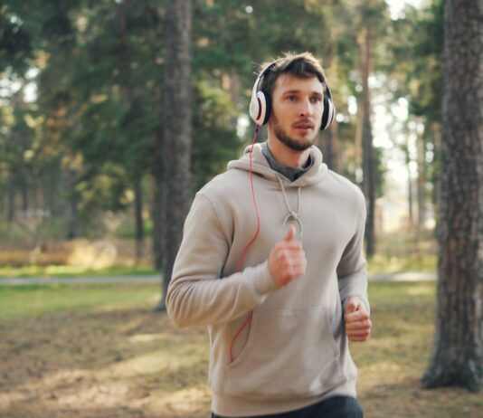 바쁜 일상 속 스트레스, 작지만 확실한 변화로 돌파구 찾기 Man with headphones running in a forest