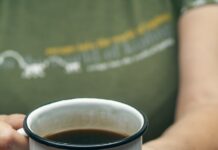 작은 습관이 변화의 시작, 한국인의 건강한 아침 루틴 주목받아 a woman holding a cup of coffee in her hands