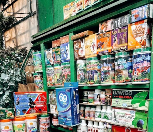 건강을 챙기는 또 다른 습관, 영양제와 보충제 똑똑하게 활용하기 Shelves filled with various health supplements and products.