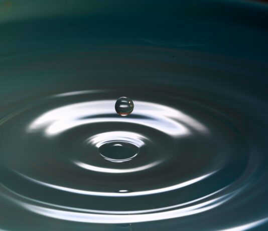 “마음 챙김이 일상이 된다…현대인의 스트레스 관리, 작은 실천에서 시작” water ripple