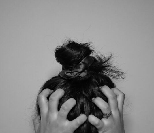 현대인의 스트레스, 일상 속 작은 실천으로 관리한다 a woman covering her face with her hands