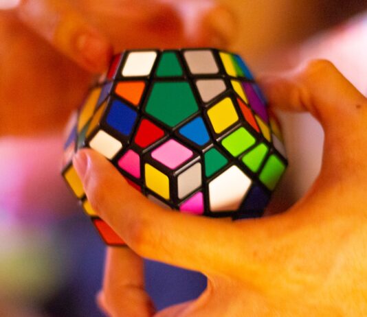 “뇌 건강, 생활 속 작은 변화로 지킨다”…집콕 시대 실천하는 두뇌 관리법 person holding 3 x 3 rubiks cube