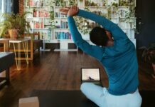 근육 잡는 건강 트렌드, 일상 속 작은 변화가 만든다 a man doing yoga in a living room