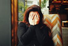 만성피로, 단순한 피로감이 아니다… 원인과 관리법은? woman in black long sleeve shirt covering her face