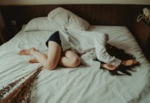 늘 피곤한 당신을 위한 만성피로 관리법…생활 속 실천 루틴 인기 woman lying on bed