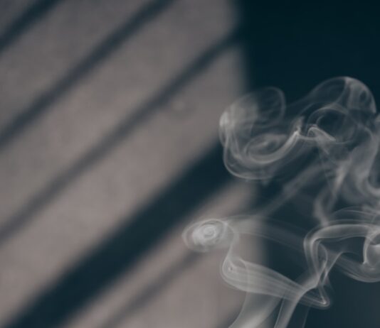 집에서도 손쉽게… 대체요법, 건강한 생활의 새로운 선택지로 떠오르다 white smoke on brown wooden table
