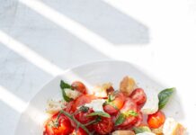 내 몸을 위한 착한 식단, 일상에서 실천하는 건강한 한 끼 습관 sliced tomato and green leaf vegetable on white ceramic plate