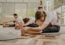 직장인부터 청소년까지, 필라테스 바람…내 몸에 꼭 맞는 실천법은? a group of people doing yoga in a room