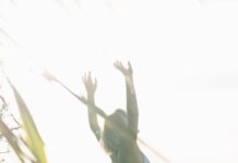 일상에서 실천하는 웰니스 문화, 내 몸과 마음을 위한 작은 변화들 woman standing near body of water