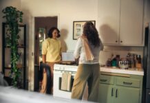 여성 건강관리, 생활 속 작은 변화에서 시작된다 Two women talking in a kitchen while cooking