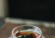 일상에 스며드는 대체요법, 내 몸을 돌보는 새로운 습관 되다 shallow focus photography cup of tea