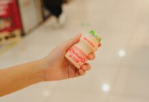 우리의 일상 속 장 건강 지키기, 작지만 큰 변화 Hand holding a bottle of yakult